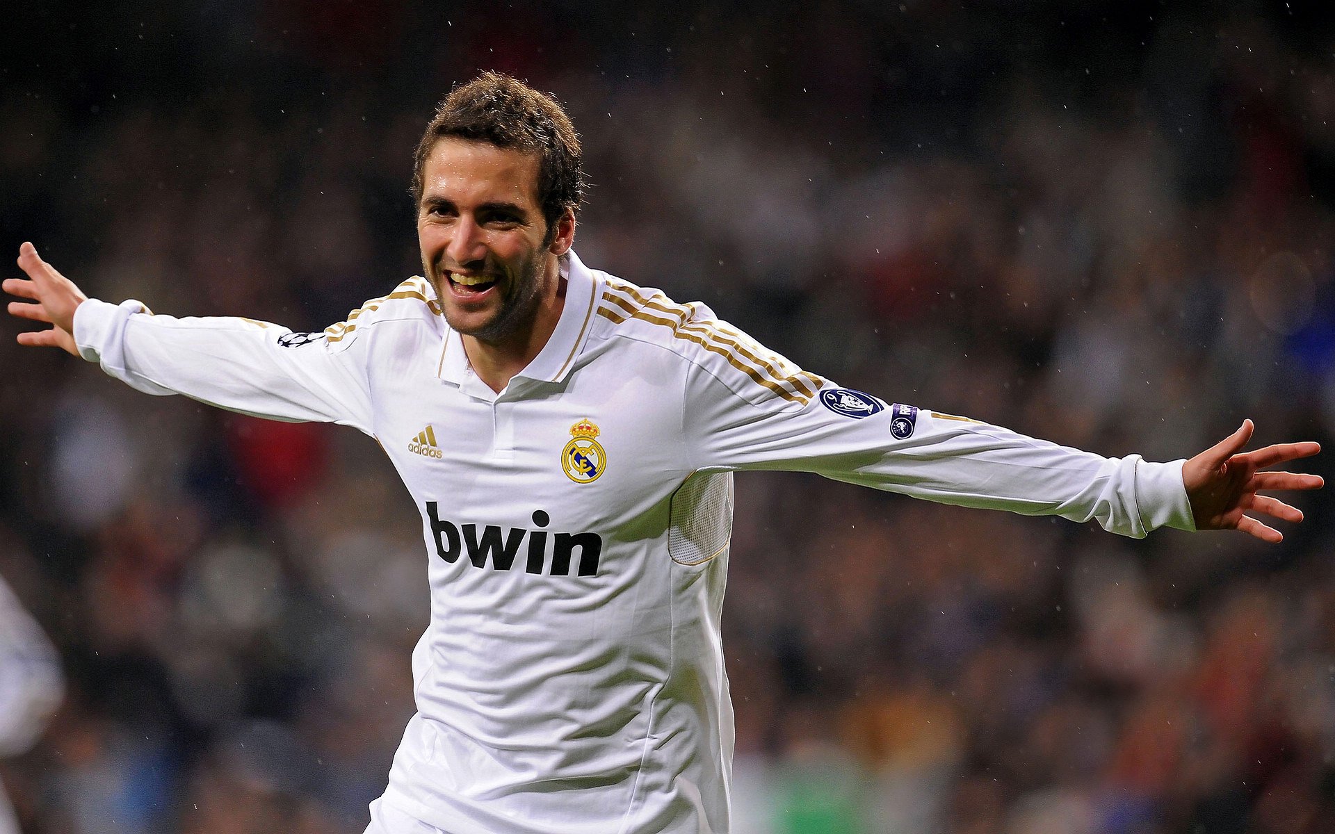 在一次比赛中，他用“完美”挡拆配合助攻队友扣篮，赢得全场掌声！